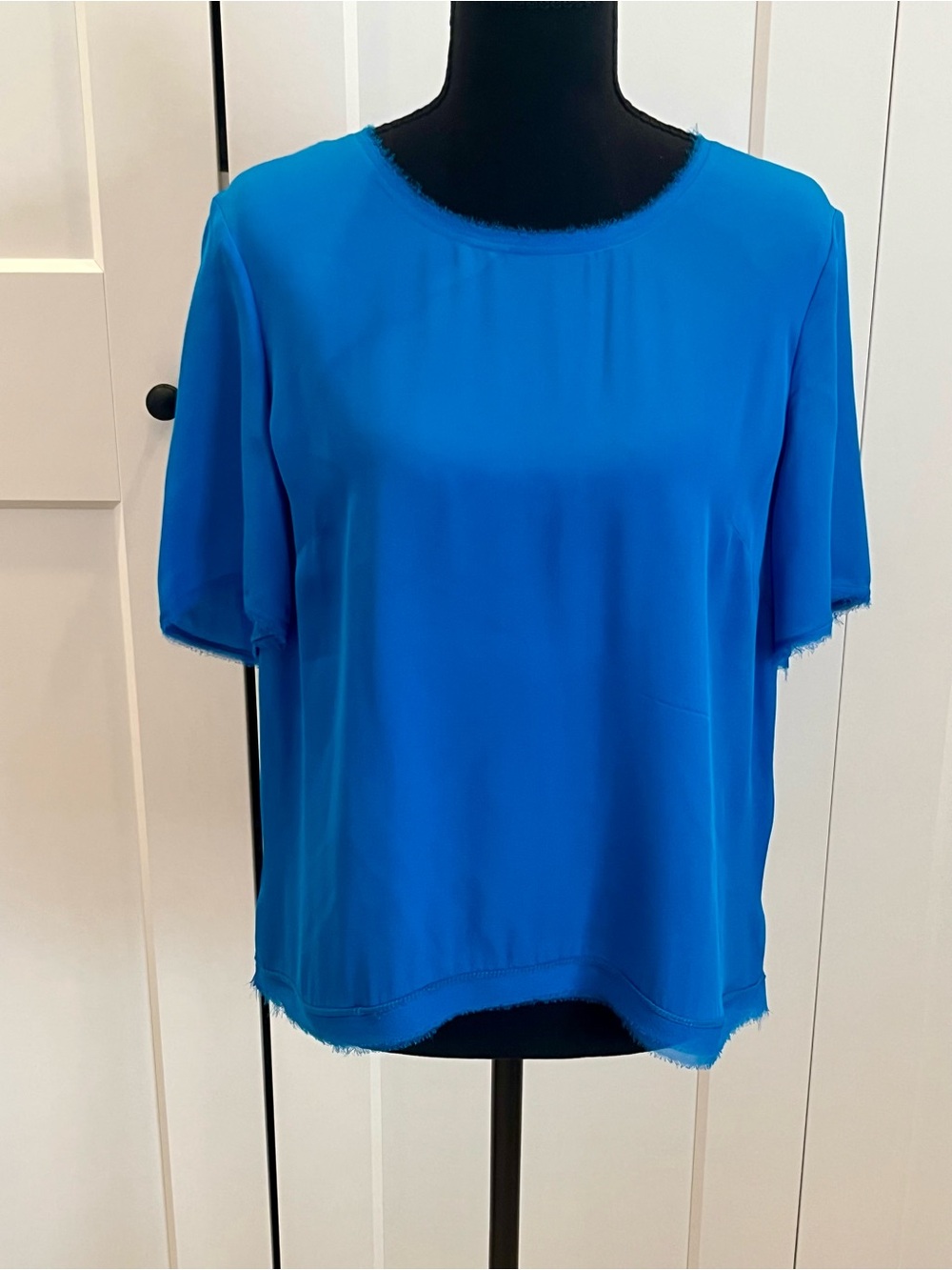 Elie Tahari Vibrant Blue Silk Tee Shirt Style Blouse Versatile Elevated Basic M